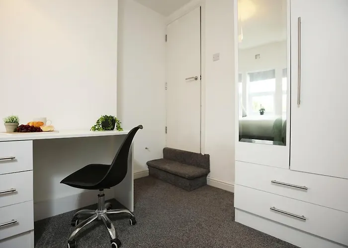 Spacious 4 Bedroom House - Sleeps 8 Guests, Contractors, Groups, Families, Business, Leisure & Relocation Welcome, 13 Minutes From Centre, Fast Wi-fi, Smart Tv In Lounge & Free Parking, Long And Short Welcome Ferienhaus *