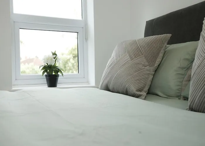 Spacious 4 Bedroom House - Sleeps 8 Guests, Contractors, Groups, Families, Business, Leisure & Relocation Welcome, 13 Minutes From Centre, Fast Wi-fi, Smart Tv In Lounge & Free Parking, Long And Short Welcome Ferienhaus Bristol