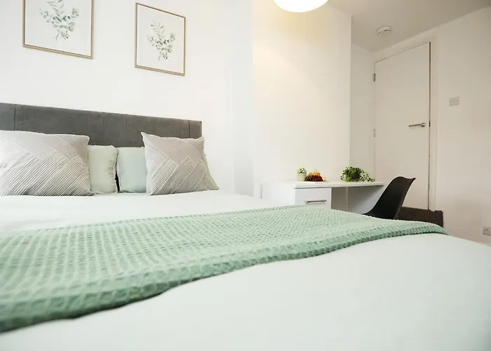 Spacious 4 Bedroom House - Sleeps 8 Guests, Contractors, Groups, Families, Business, Leisure & Relocation Welcome, 13 Minutes From Centre, Fast Wi-fi, Smart Tv In Lounge & Free Parking, Long And Short Welcome Ferienhaus *