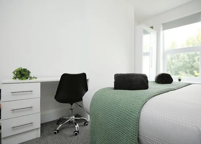 Ferienhaus Spacious 4 Bedroom House - Sleeps 8 Guests, Contractors, Groups, Families, Business, Leisure & Relocation Welcome, 13 Minutes From Centre, Fast Wi-fi, Smart Tv In Lounge & Free Parking, Long And Short Welcome