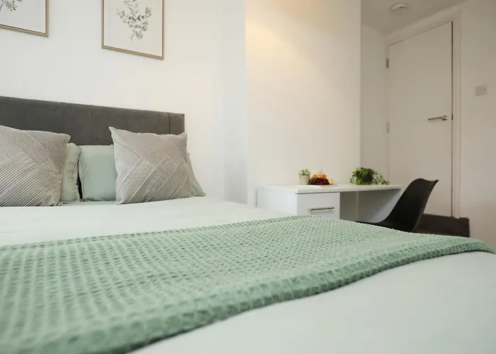 Spacious 4 Bedroom House - Sleeps 8 Guests, Contractors, Groups, Families, Business, Leisure & Relocation Welcome, 13 Minutes From Centre, Fast Wi-fi, Smart Tv In Lounge & Free Parking, Long And Short Welcome * Bristol