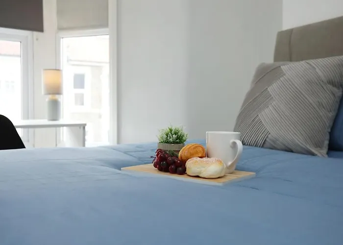 Ferienhaus Spacious 4 Bedroom House - Sleeps 8 Guests, Contractors, Groups, Families, Business, Leisure & Relocation Welcome, 13 Minutes From Centre, Fast Wi-fi, Smart Tv In Lounge & Free Parking, Long And Short Welcome