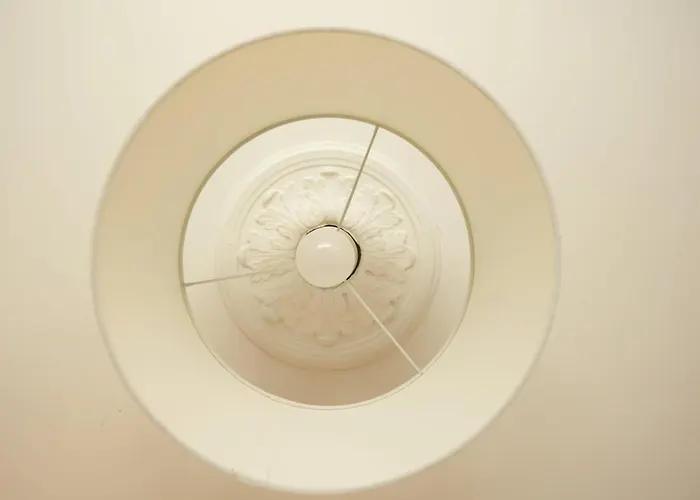 Spacious 4 Bedroom House - Sleeps 8 Guests, Contractors, Groups, Families, Business, Leisure & Relocation Welcome, 13 Minutes From Centre, Fast Wi-fi, Smart Tv In Lounge & Free Parking, Long And Short Welcome