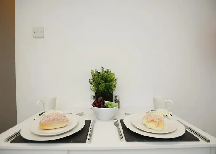 Ferienhaus Spacious 4 Bedroom House - Sleeps 8 Guests, Contractors, Groups, Families, Business, Leisure & Relocation Welcome, 13 Minutes From Centre, Fast Wi-fi, Smart Tv In Lounge & Free Parking, Long And Short Welcome Bristol