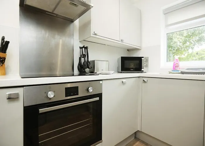 Spacious 4 Bedroom House - Sleeps 8 Guests, Contractors, Groups, Families, Business, Leisure & Relocation Welcome, 13 Minutes From Centre, Fast Wi-fi, Smart Tv In Lounge & Free Parking, Long And Short Welcome Bristol