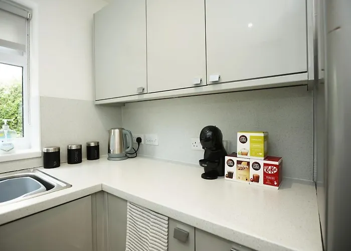 Nyaraló Spacious 4 Bedroom House - Sleeps 8 Guests, Contractors, Groups, Families, Business, Leisure & Relocation Welcome, 13 Minutes From Centre, Fast Wi-fi, Smart Tv In Lounge & Free Parking, Long And Short Welcome Bristol