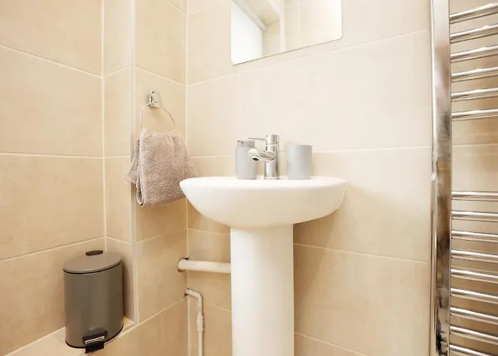 Nyaraló Spacious 4 Bedroom House - Sleeps 8 Guests, Contractors, Groups, Families, Business, Leisure & Relocation Welcome, 13 Minutes From Centre, Fast Wi-fi, Smart Tv In Lounge & Free Parking, Long And Short Welcome *