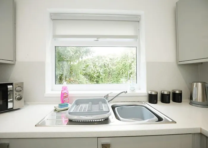 Spacious 4 Bedroom House - Sleeps 8 Guests, Contractors, Groups, Families, Business, Leisure & Relocation Welcome, 13 Minutes From Centre, Fast Wi-fi, Smart Tv In Lounge & Free Parking, Long And Short Welcome *