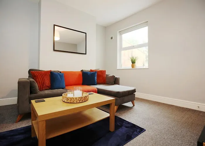 Nyaraló Spacious 4 Bedroom House - Sleeps 8 Guests, Contractors, Groups, Families, Business, Leisure & Relocation Welcome, 13 Minutes From Centre, Fast Wi-fi, Smart Tv In Lounge & Free Parking, Long And Short Welcome Bristol