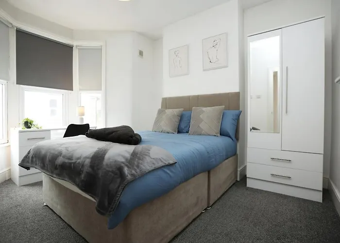 Spacious 4 Bedroom House - Sleeps 8 Guests, Contractors, Groups, Families, Business, Leisure & Relocation Welcome, 13 Minutes From Centre, Fast Wi-fi, Smart Tv In Lounge & Free Parking, Long And Short Welcome Bristol