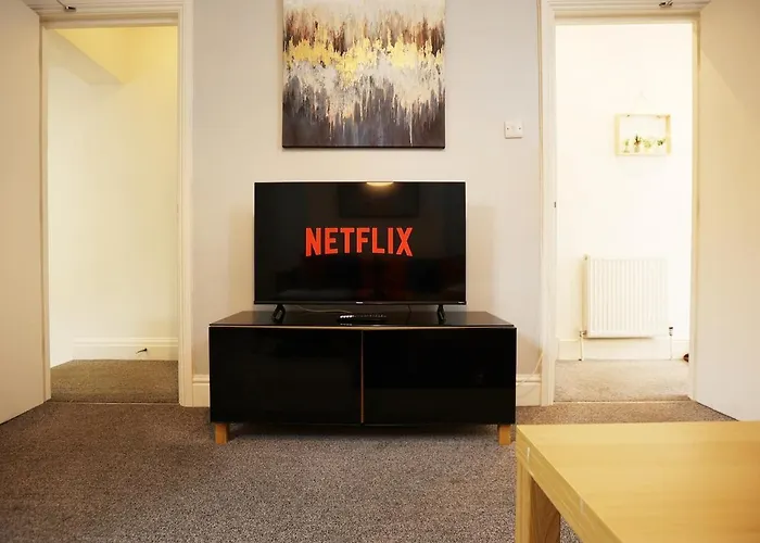 Spacious 4 Bedroom House - Sleeps 8 Guests, Contractors, Groups, Families, Business, Leisure & Relocation Welcome, 13 Minutes From Centre, Fast Wi-fi, Smart Tv In Lounge & Free Parking, Long And Short Welcome Ferienhaus