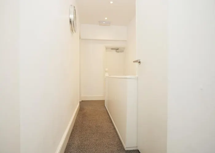 Spacious 4 Bedroom House - Sleeps 8 Guests, Contractors, Groups, Families, Business, Leisure & Relocation Welcome, 13 Minutes From Centre, Fast Wi-fi, Smart Tv In Lounge & Free Parking, Long And Short Welcome Nyaraló Bristol