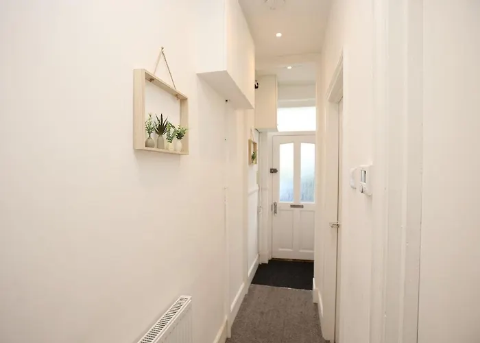 Spacious 4 Bedroom House - Sleeps 8 Guests, Contractors, Groups, Families, Business, Leisure & Relocation Welcome, 13 Minutes From Centre, Fast Wi-fi, Smart Tv In Lounge & Free Parking, Long And Short Welcome * Bristol