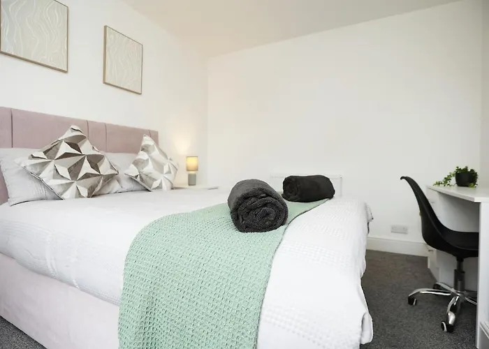 Spacious 4 Bedroom House - Sleeps 8 Guests, Contractors, Groups, Families, Business, Leisure & Relocation Welcome, 13 Minutes From Centre, Fast Wi-fi, Smart Tv In Lounge & Free Parking, Long And Short Welcome Bristol