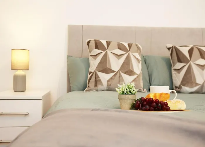 Spacious 4 Bedroom House - Sleeps 8 Guests, Contractors, Groups, Families, Business, Leisure & Relocation Welcome, 13 Minutes From Centre, Fast Wi-fi, Smart Tv In Lounge & Free Parking, Long And Short Welcome Ferienhaus