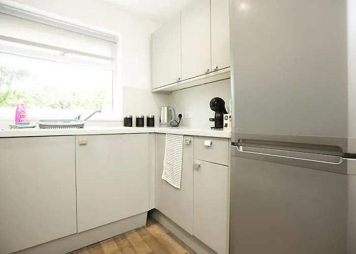 Spacious 4 Bedroom House - Sleeps 8 Guests, Contractors, Groups, Families, Business, Leisure & Relocation Welcome, 13 Minutes From Centre, Fast Wi-fi, Smart Tv In Lounge & Free Parking, Long And Short Welcome Ferienhaus *