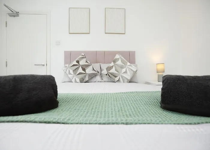 Spacious 4 Bedroom House - Sleeps 8 Guests, Contractors, Groups, Families, Business, Leisure & Relocation Welcome, 13 Minutes From Centre, Fast Wi-fi, Smart Tv In Lounge & Free Parking, Long And Short Welcome *