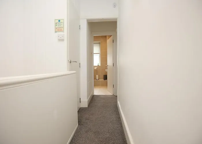 Spacious 4 Bedroom House - Sleeps 8 Guests, Contractors, Groups, Families, Business, Leisure & Relocation Welcome, 13 Minutes From Centre, Fast Wi-fi, Smart Tv In Lounge & Free Parking, Long And Short Welcome *