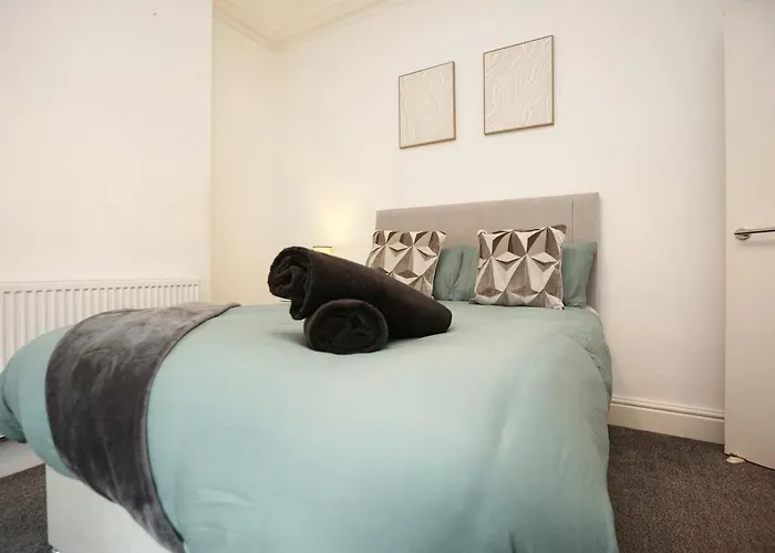 Spacious 4 Bedroom House - Sleeps 8 Guests, Contractors, Groups, Families, Business, Leisure & Relocation Welcome, 13 Minutes From Centre, Fast Wi-fi, Smart Tv In Lounge & Free Parking, Long And Short Welcome