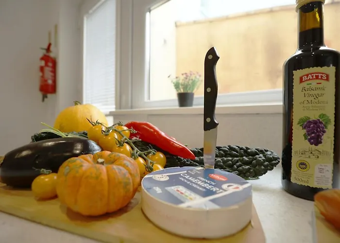 Spacious 4 Bedroom House - Sleeps 8 Guests, Contractors, Groups, Families, Business, Leisure & Relocation Welcome, 13 Minutes From Centre, Fast Wi-fi, Smart Tv In Lounge & Free Parking, Long And Short Welcome Ferienhaus *