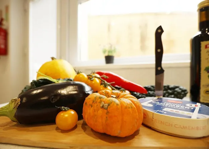 Spacious 4 Bedroom House - Sleeps 8 Guests, Contractors, Groups, Families, Business, Leisure & Relocation Welcome, 13 Minutes From Centre, Fast Wi-fi, Smart Tv In Lounge & Free Parking, Long And Short Welcome Bristol