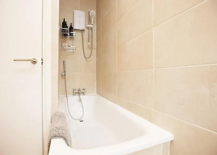 Spacious 4 Bedroom House - Sleeps 8 Guests, Contractors, Groups, Families, Business, Leisure & Relocation Welcome, 13 Minutes From Centre, Fast Wi-fi, Smart Tv In Lounge & Free Parking, Long And Short Welcome