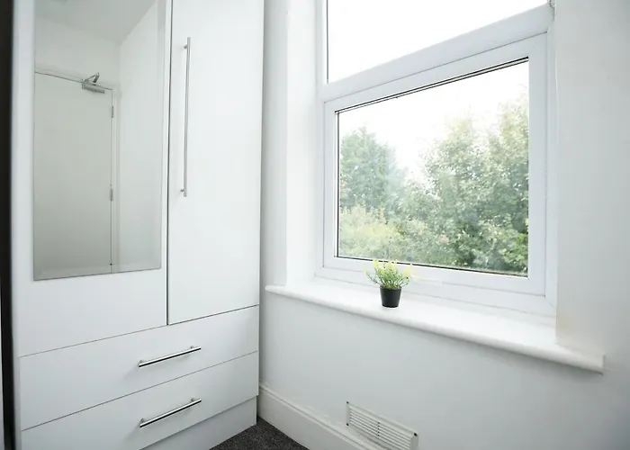 Spacious 4 Bedroom House - Sleeps 8 Guests, Contractors, Groups, Families, Business, Leisure & Relocation Welcome, 13 Minutes From Centre, Fast Wi-fi, Smart Tv In Lounge & Free Parking, Long And Short Welcome