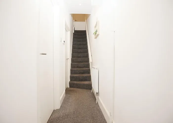 Ferienhaus Spacious 4 Bedroom House - Sleeps 8 Guests, Contractors, Groups, Families, Business, Leisure & Relocation Welcome, 13 Minutes From Centre, Fast Wi-fi, Smart Tv In Lounge & Free Parking, Long And Short Welcome