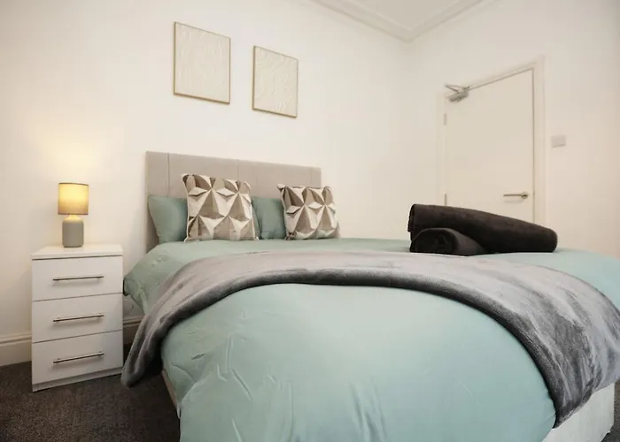 Spacious 4 Bedroom House - Sleeps 8 Guests, Contractors, Groups, Families, Business, Leisure & Relocation Welcome, 13 Minutes From Centre, Fast Wi-fi, Smart Tv In Lounge & Free Parking, Long And Short Welcome Ferienhaus