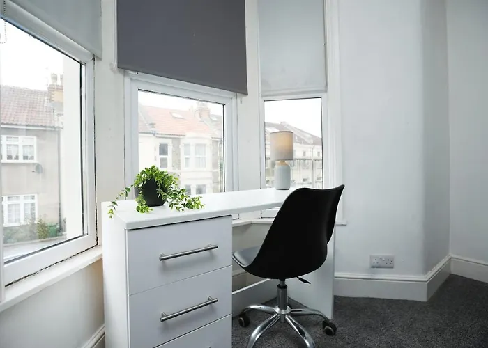 Nyaraló Spacious 4 Bedroom House - Sleeps 8 Guests, Contractors, Groups, Families, Business, Leisure & Relocation Welcome, 13 Minutes From Centre, Fast Wi-fi, Smart Tv In Lounge & Free Parking, Long And Short Welcome Bristol