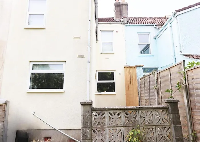 Ferienhaus Spacious 4 Bedroom House - Sleeps 8 Guests, Contractors, Groups, Families, Business, Leisure & Relocation Welcome, 13 Minutes From Centre, Fast Wi-fi, Smart Tv In Lounge & Free Parking, Long And Short Welcome