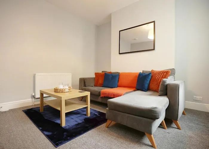 Nyaraló Spacious 4 Bedroom House - Sleeps 8 Guests, Contractors, Groups, Families, Business, Leisure & Relocation Welcome, 13 Minutes From Centre, Fast Wi-fi, Smart Tv In Lounge & Free Parking, Long And Short Welcome