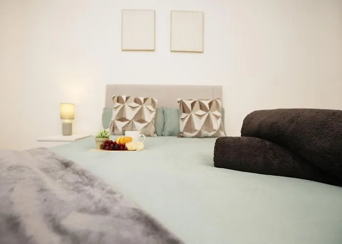 Ferienhaus Spacious 4 Bedroom House - Sleeps 8 Guests, Contractors, Groups, Families, Business, Leisure & Relocation Welcome, 13 Minutes From Centre, Fast Wi-fi, Smart Tv In Lounge & Free Parking, Long And Short Welcome