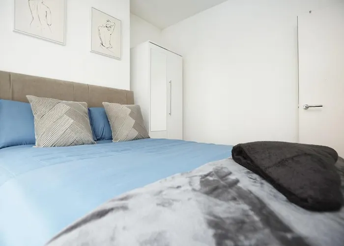 Ferienhaus Spacious 4 Bedroom House - Sleeps 8 Guests, Contractors, Groups, Families, Business, Leisure & Relocation Welcome, 13 Minutes From Centre, Fast Wi-fi, Smart Tv In Lounge & Free Parking, Long And Short Welcome Bristol